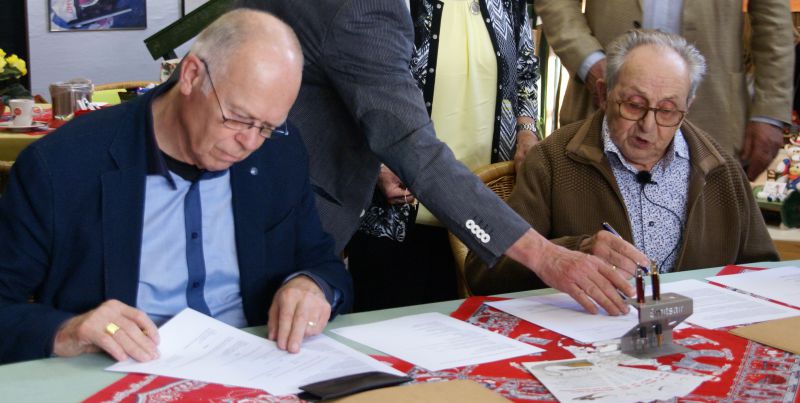 Peter Groen en Toon van Kempen (rechts) tekenen de koopovereenkomst 